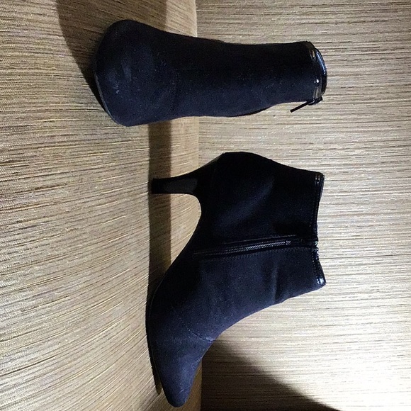 Black suede heeled Chelsea boots - Picture 1 of 4